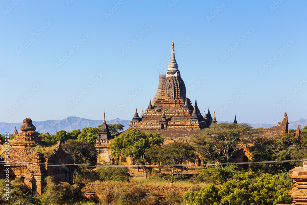 Fototapeta premium Bagan buddha tower at day