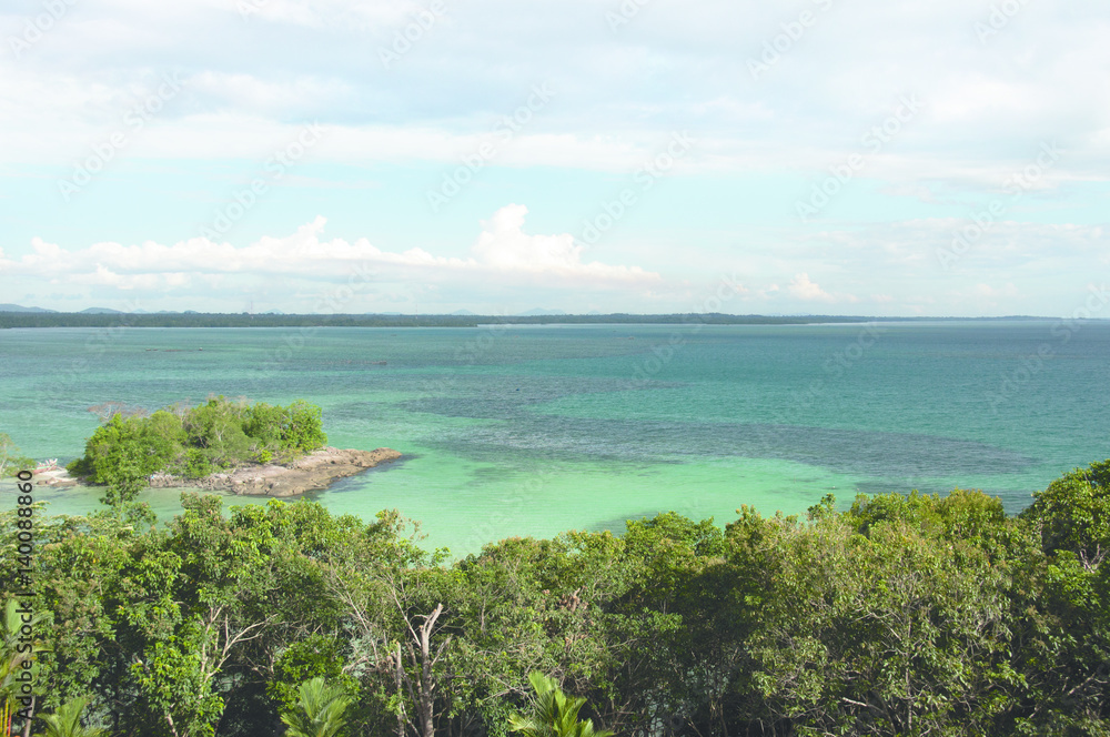 Obraz premium High panoramic point of view looking over the turquoise tropical ocean horizon in the afternoon of belitung island, Indonesia.
