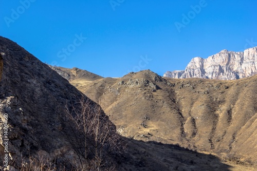 Горный пейзаж, красивый вид на высокие скалы освещенные солнцем, горы и природа Северного Кавказа