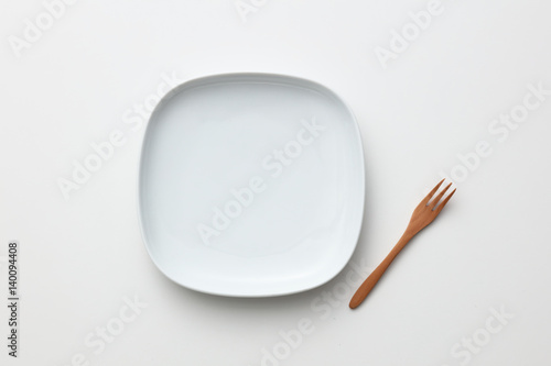 白い皿とフォ−ク