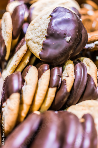 Valokuva Chocolate dipped cookies macro closeup