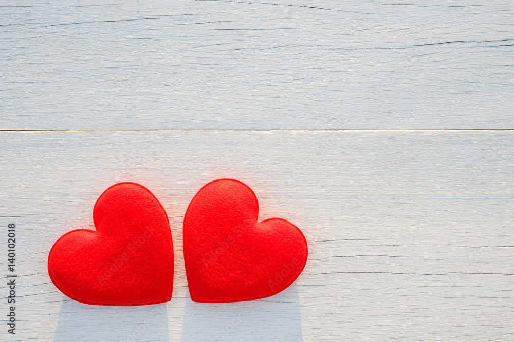 Obraz premium Top view red heart on white wooden plank. For love or valentine day concept