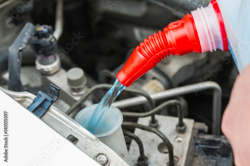 Pouring windscreen washer 