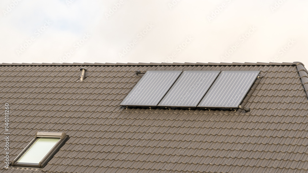 Fototapeta premium Solaranlage auf einen Dach mit Dachpfannen