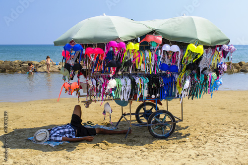 venditore ambulante sulla spiaggia photo