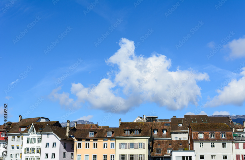 Skyline Gebäude in Solothurn vor blauem Himmel - Europa