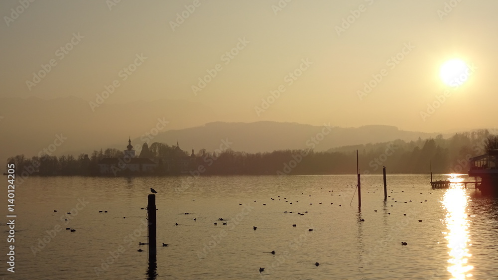 Fototapeta premium zachód słońca nad jeziorem Traunsee w Gmunden