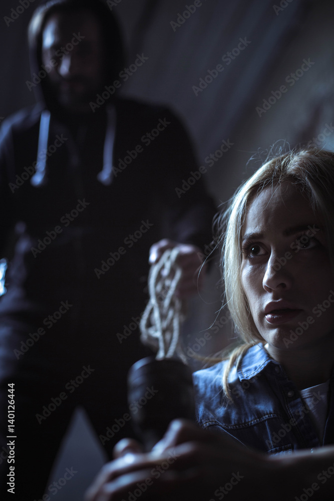 Protectless woman a second away from being kidnapped Protectless woman a second away from being kidnapped