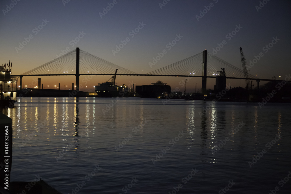 Obraz premium Savannah River with bridge, at sunset