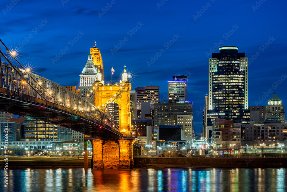 Fototapeta premium Zmierzch skyline, Cincinnati Ohio