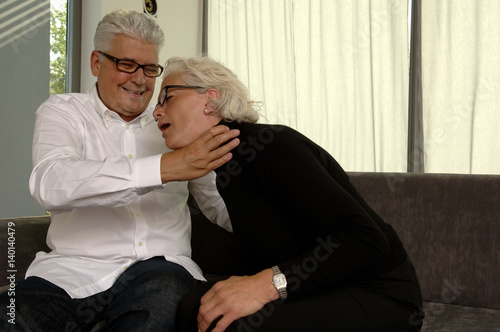 Foto Senior man strangling his wife