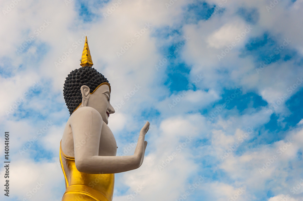 Obraz premium Buddha statue against blue sky