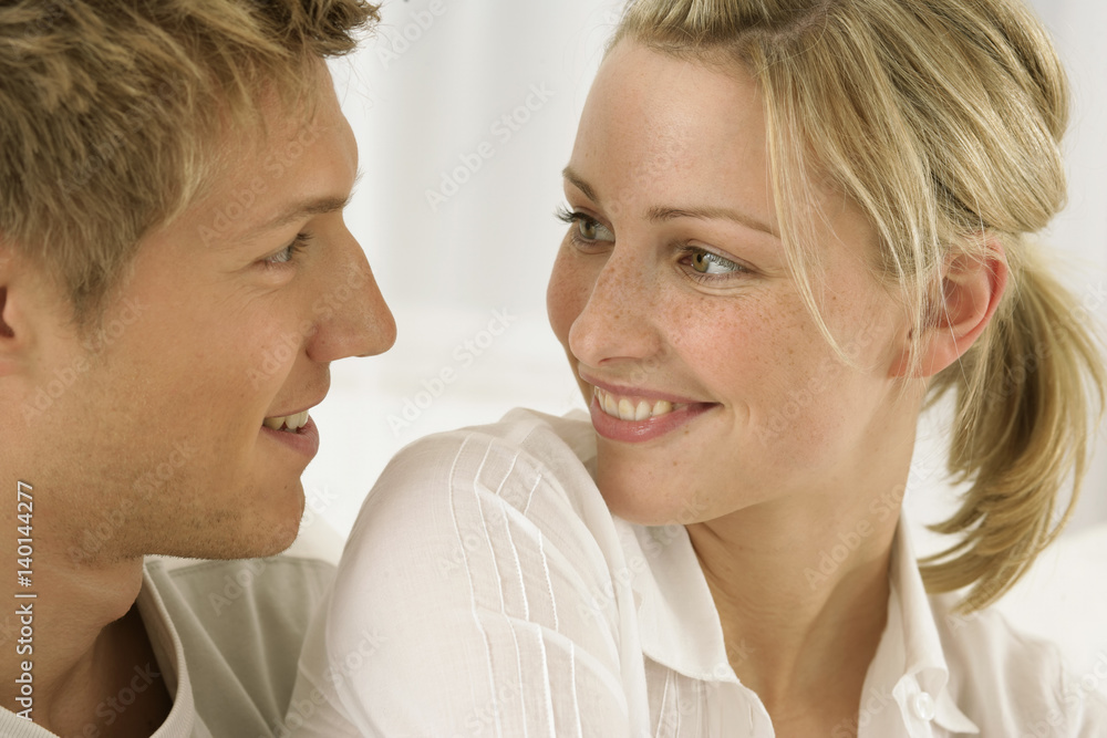 © STOCK4B - Couple looking at each other © STOCK4B - Couple looking at each other