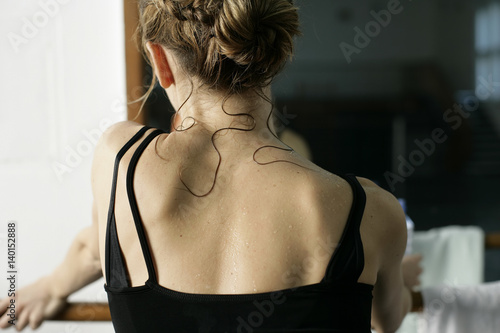 Cuadro en lienzo Sweaty Female ballet dancer