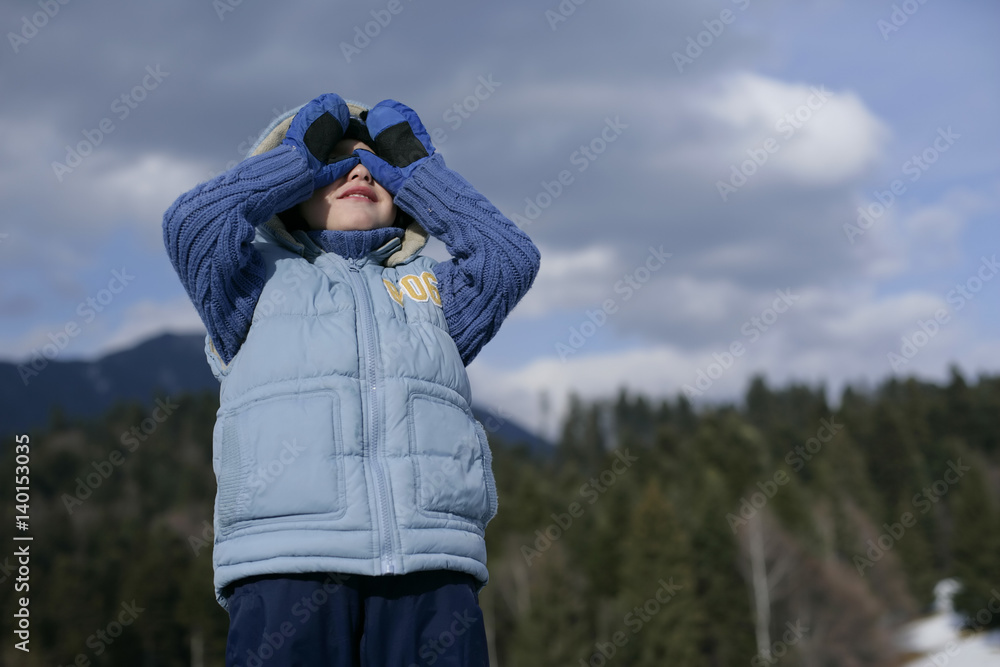 Fototapeta premium Boy using hands as spyglass