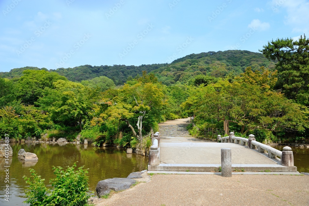 公園の池と石橋