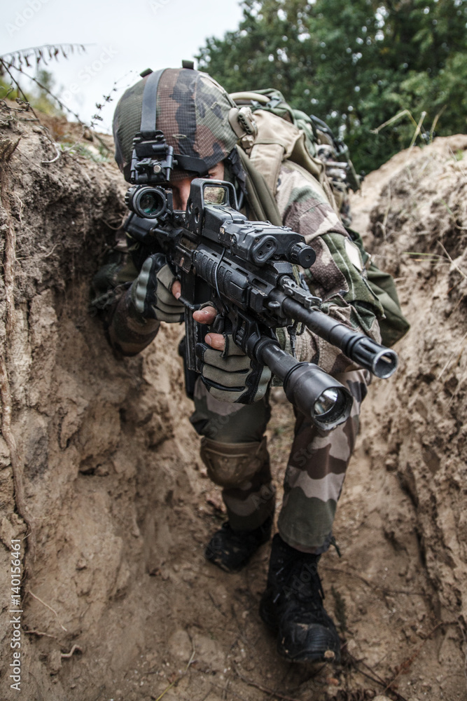 Fototapeta premium Paratroopers of french 1st Marine Infantry Parachute Regiment RPIMA in entrenchments, closeup
