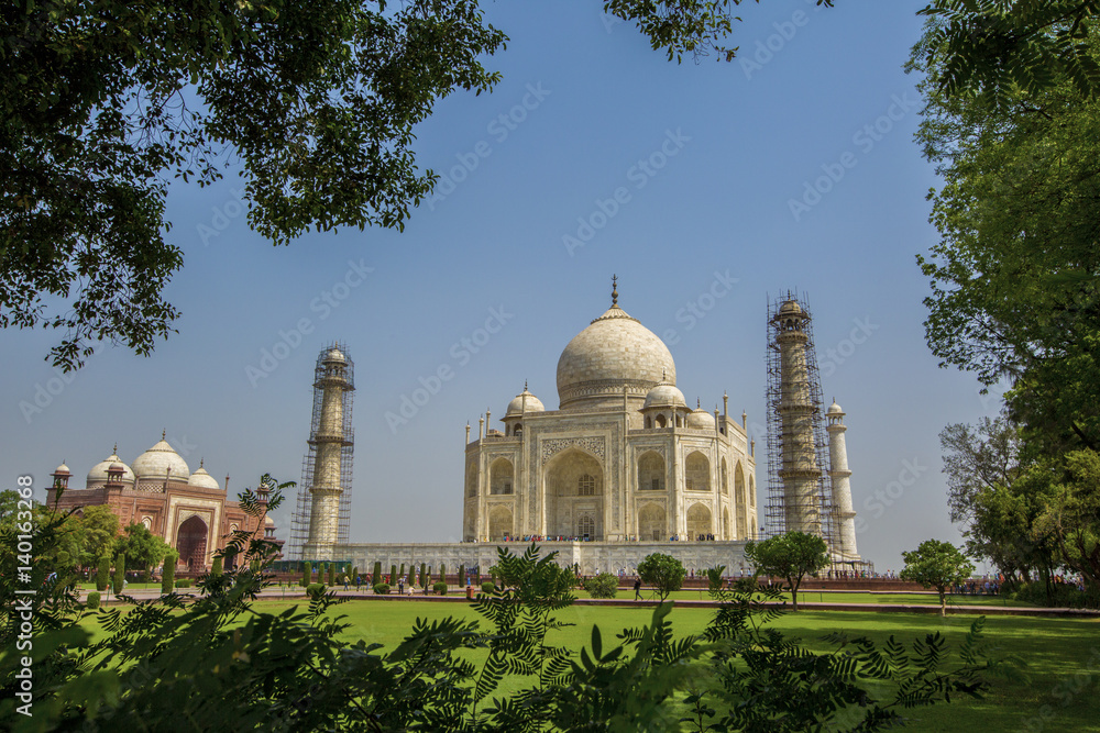 Obraz premium Agra, Uttar Pradesh, India - May 2016 : Restoration work in the Taj Mahal complex on May 20, 2016, in Agra, Uttar Pradesh, India.