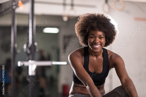 czarna kobieta robi siedzieć ups na siłowni