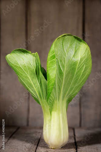 frischer Pak Choi oder Senfkohl auf Holz