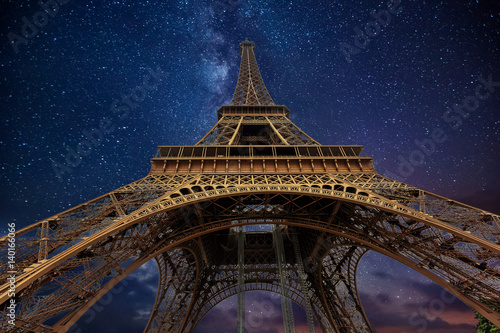 Wieża Eiffla w nocy w Paryżu, Francja