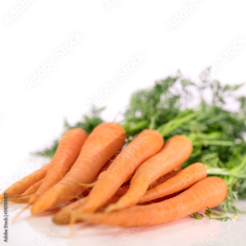 Frischer Bund Karotten vor Weiß, regionales Gemüse