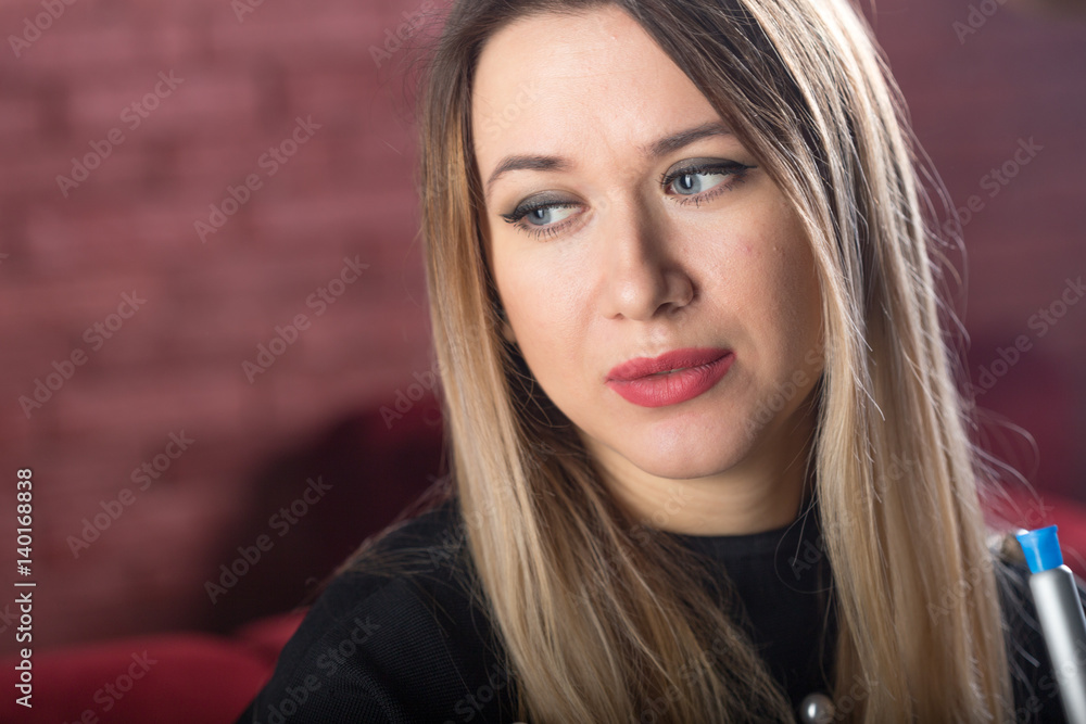 Naklejka premium Young, beautiful girl smokes a hookah