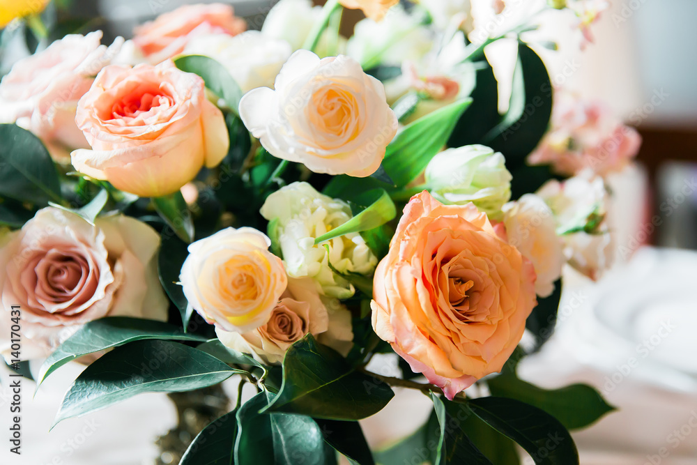 Obraz premium Floristics with roses and ranunculus. Wedding decor
