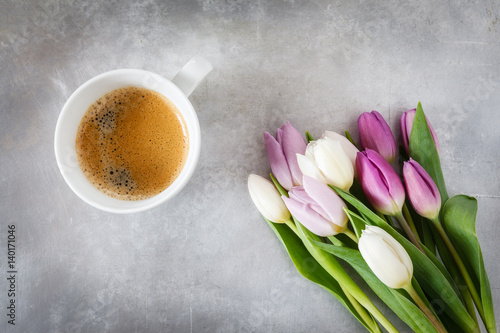 Weiße und violette Tulpen und Tasse Kaffee auf Metalluntergrund