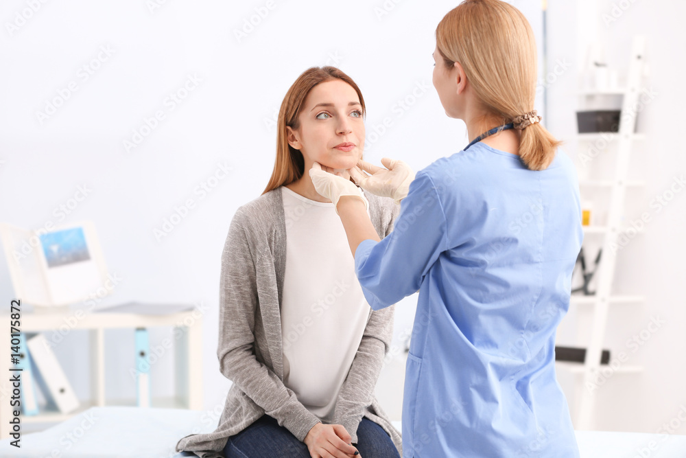 Obraz premium Beautiful young woman at doctor's office