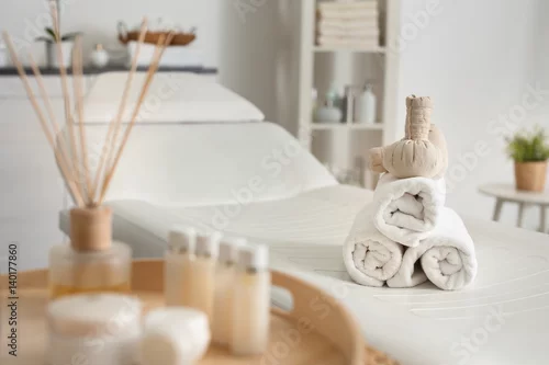 Obraz Ręczniki z torebkami ziołowymi w centrum spa