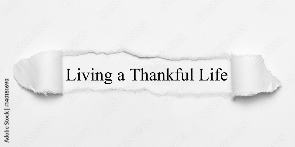 Obraz premium Living a Thankful Life on white torn paper