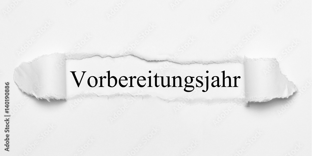 Obraz premium Vorbereitungsjahr auf weißen gerissenen Papier