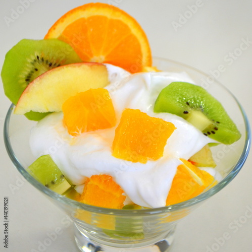 Десерт - фрукты с сливками, киви, яблоко и апельсин