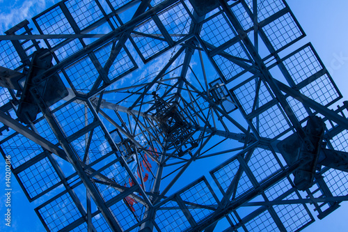 真下から見た鉄塔