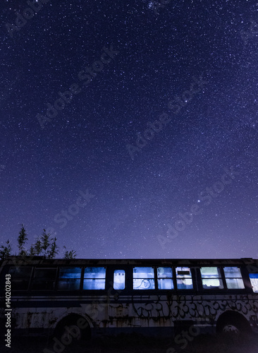 廃バスと星