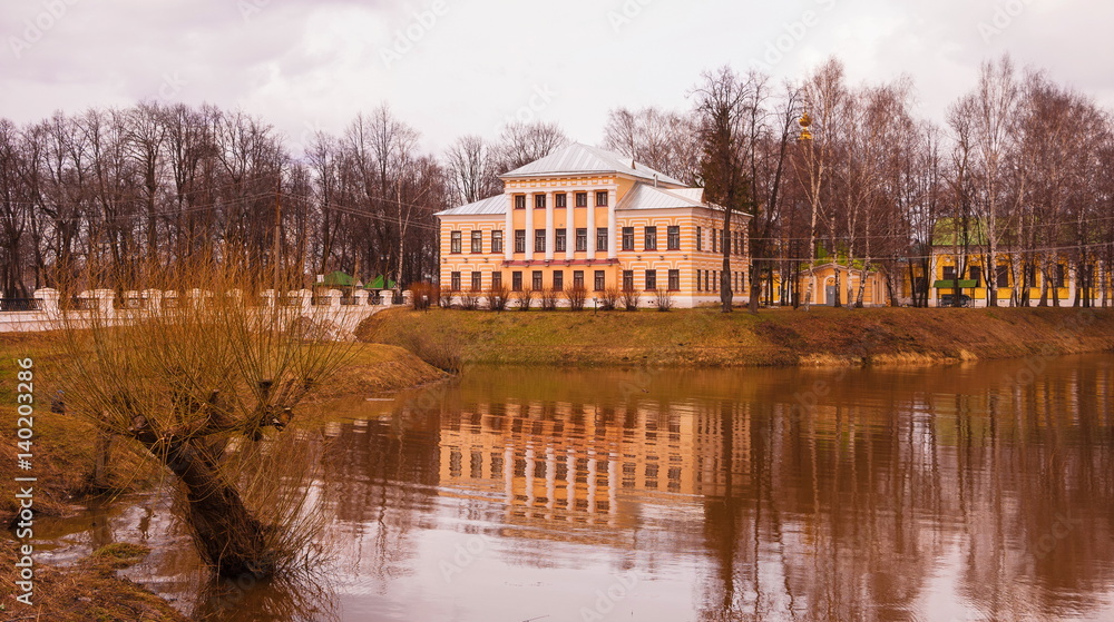 Fototapeta premium View of the Kremlin in Uglich in early spring