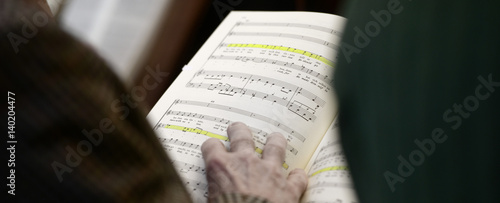 Fotografia Hand und Noten bei Chorprobe