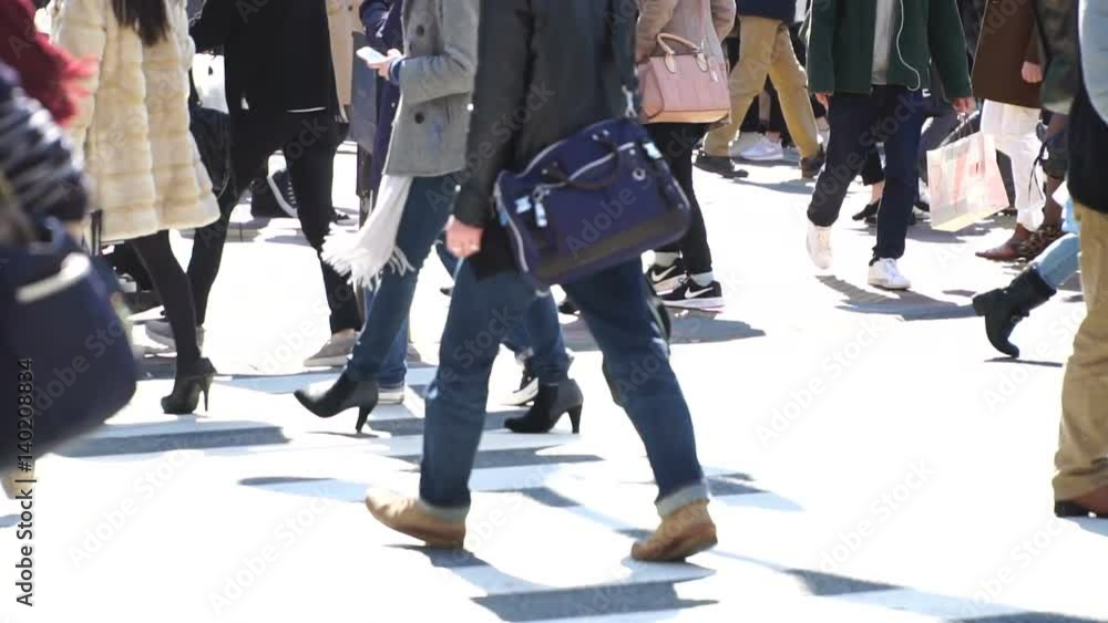 スローモーション　渋谷スクランブル交差点　3月　休日　日差し　クローズアップ