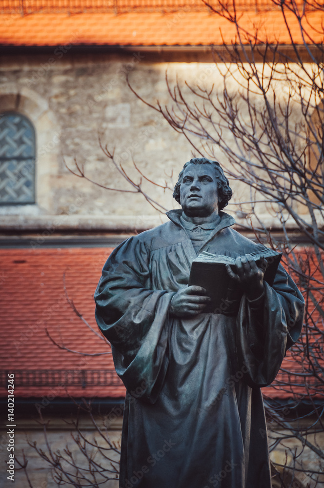 Martin Luther Statue auf dem Anger vor Kaufmannskirche Erfurt Martin Luther Statue auf dem Anger vor Kaufmannskirche Erfurt