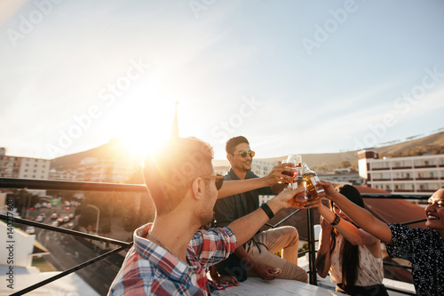 Canvas Print Friends toasting drinks at rooftop party