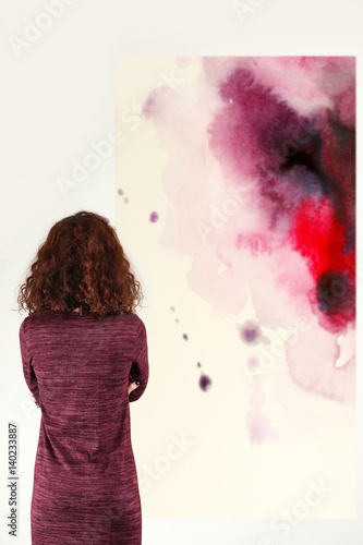 Young woman in modern art g...