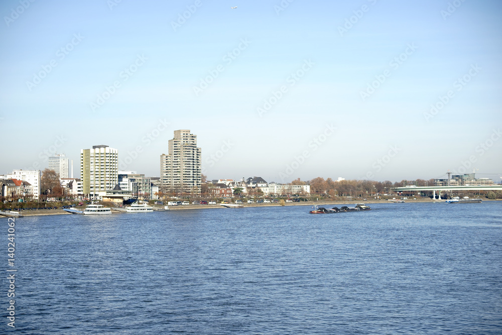 Rheinschifffahrt Köln 
 / Schiffe liegen in Köln vor Anker beziehungsweise befahren den Fluss Rhein.