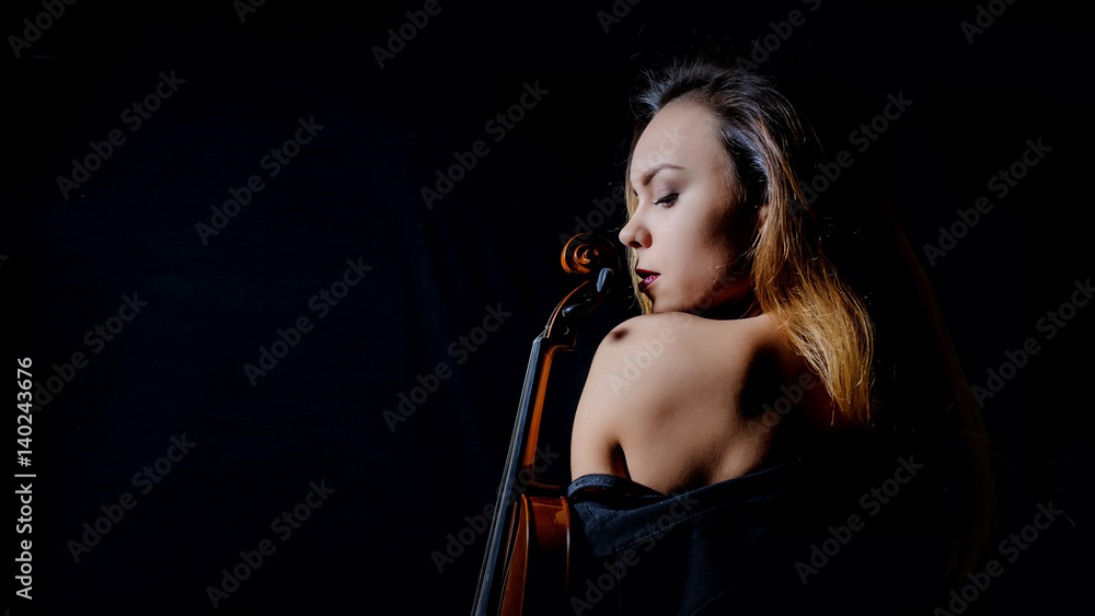 Obraz premium Beautiful young woman playing violin