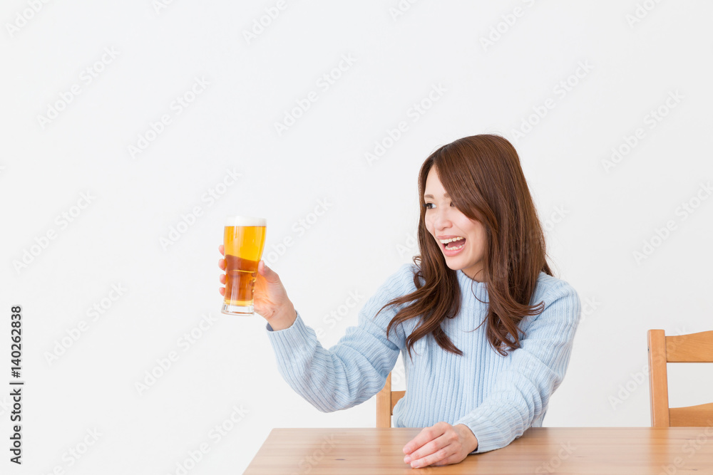 ビールを飲む女性