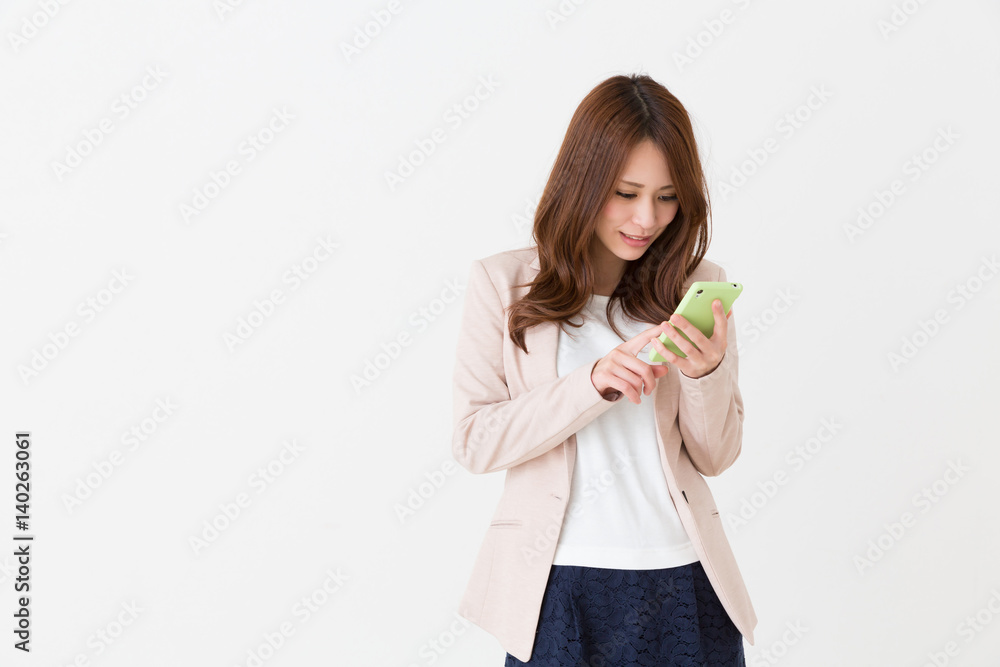 スマートフォンを見る女性 ビジネス スマートフォンを見る女性 ビジネス