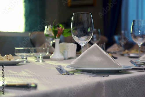 the table setting in restaurant