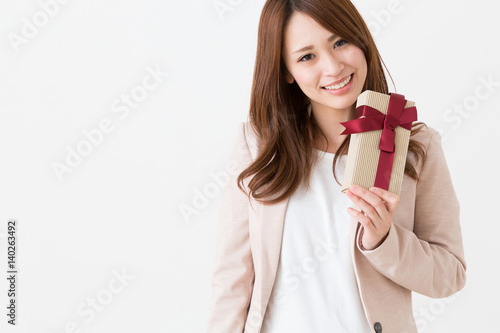 プレゼントを持つ女性