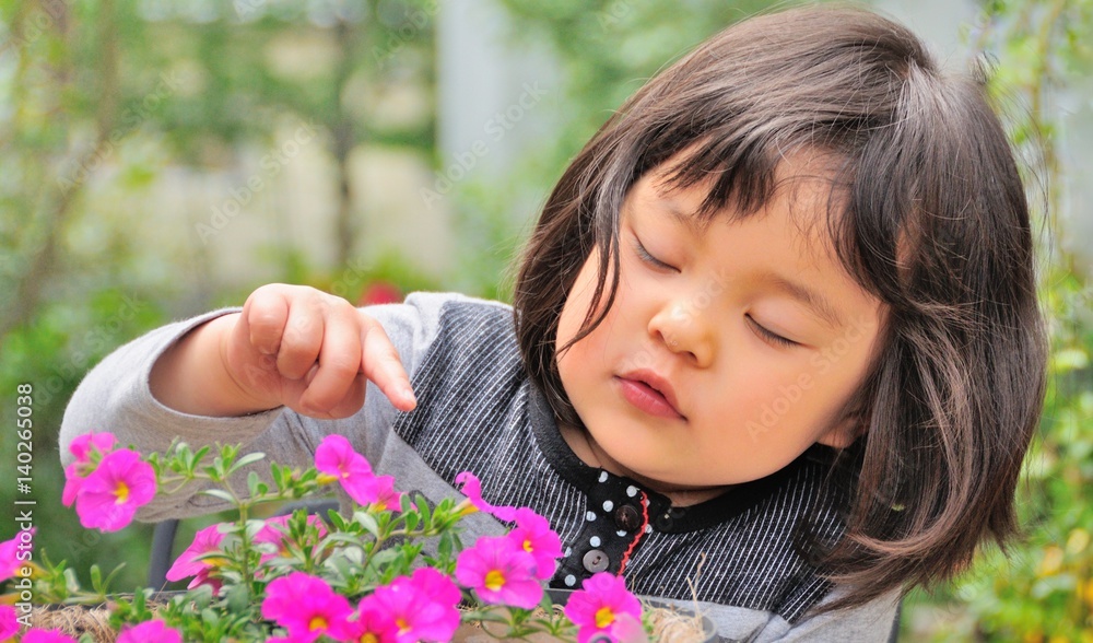 Fototapeta premium 花と遊ぶ女の子