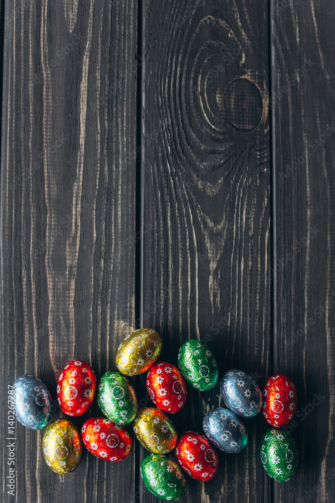Obraz premium Easter concept . chocolate eggs on a wooden background